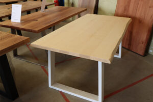 Tisch aus Ahorn mit Baumkante 180x90cm