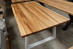 Tisch aus Rüster mit Baumkante in 200x100cm