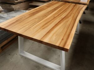 Tisch aus Rüster mit Baumkante in 200x100cm