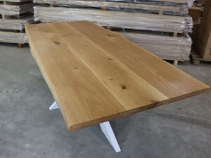 Tisch mit Baumkante in 240x100cm
