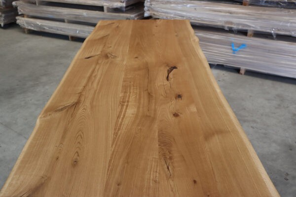 Tisch mit Baumkante aus Eiche mit Epoxidharz 240x100cm