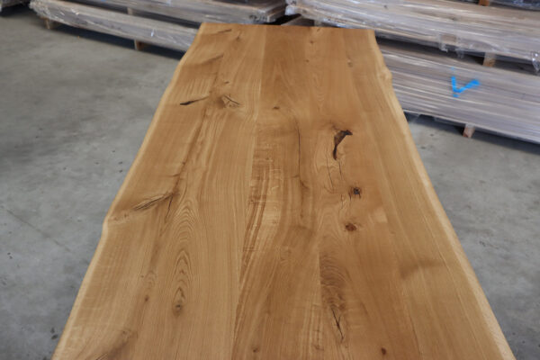 Tisch mit Baumkante aus Eiche mit Epoxidharz 240x100cm