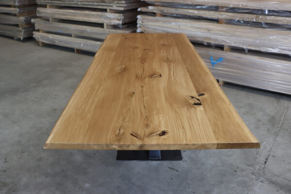 Tisch mit Baumkante mit Epoxidharz in 240x100cm