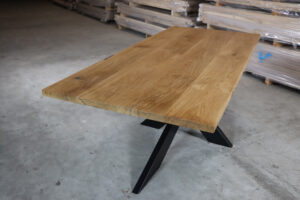 Tisch aus Wildeiche mit Baumkante 220x100cm