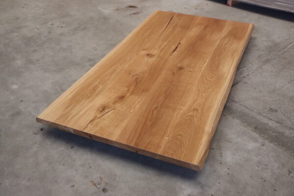 Tischplatte mit Baumkante und Epoxy in 180x90cm