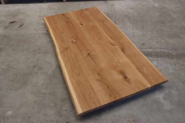 Tischplatte mit Baumkante und Epoxy in 180x90cm