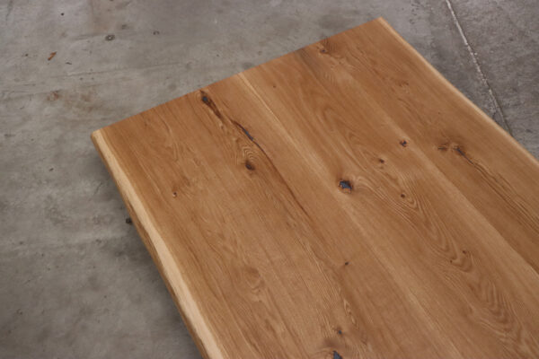 Tischplatte mit Baumkante und Epoxy in 180x90cm