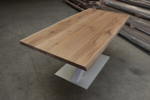 Tisch mit Baumkante und mit Ansteckplatte