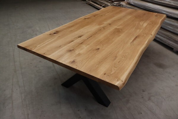Tisch aus Wildeiche mit Baumkante 240x120cm