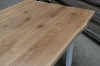 Tisch mit Baumkante aus Eiche in 220x100cm