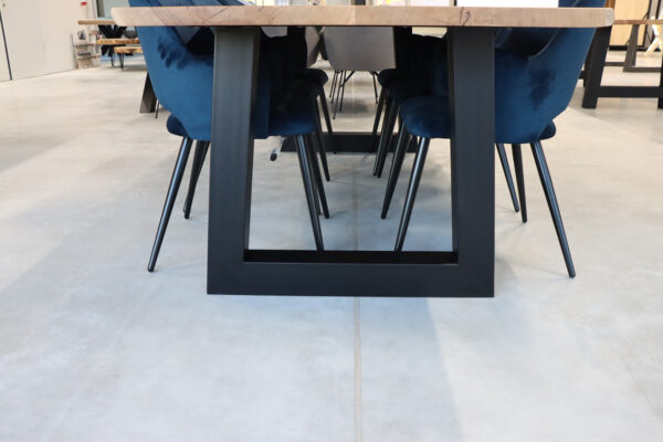 Tisch aus Eiche mit Epoxidharz in 260x100cm