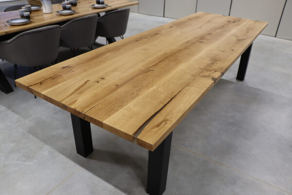 Tisch aus Eiche mit Epoxy in 300x100cm