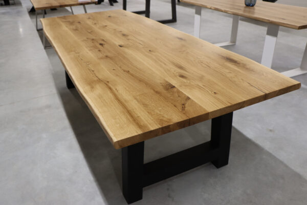 Tisch mit Baumkante aus Eiche in 260x100cm