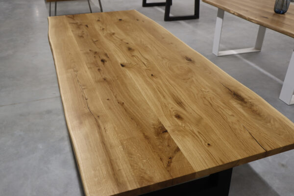 Tisch mit Baumkante aus Eiche in 260x100cm
