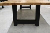 Tisch mit Baumkante aus Eiche in 260x100cm