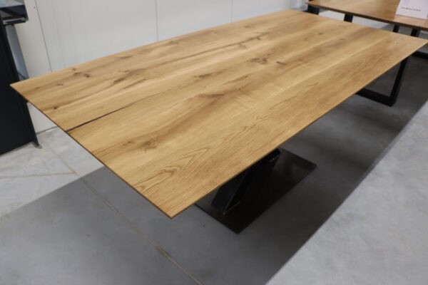 Tisch mit Schweizer Kante und Epoxy in 200x100cm