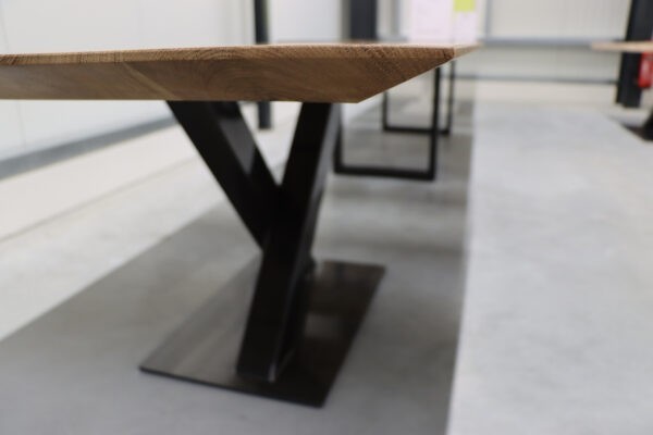 Tisch mit Schweizer Kante und Epoxy in 200x100cm