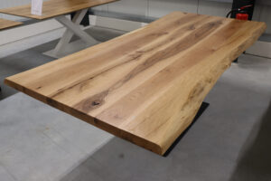 Tisch mit Baumkante aus Alteiche 240x100cm