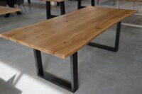 Tisch aus Eiche mit Baumkante in 220x100cm