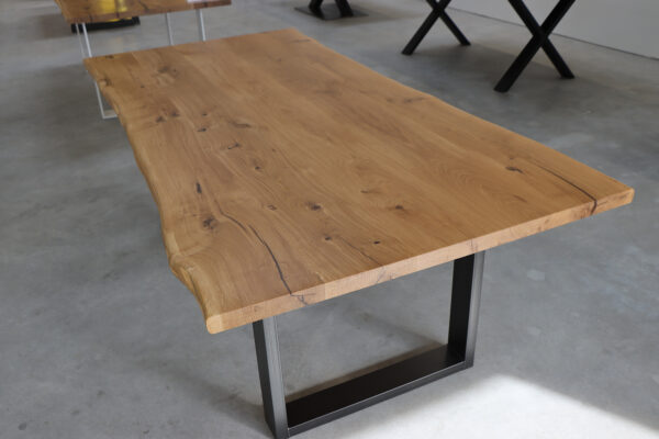 Tisch aus Eiche mit Baumkante in 220x100cm