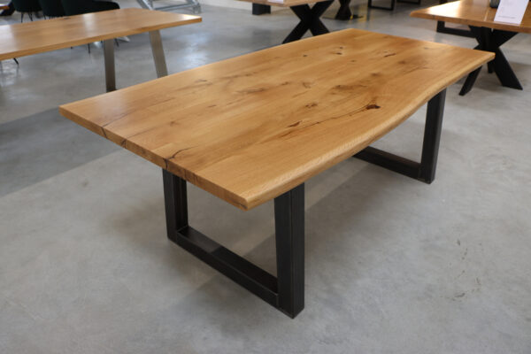 Tisch mit Baumkante aus Eiche in 220x100cm