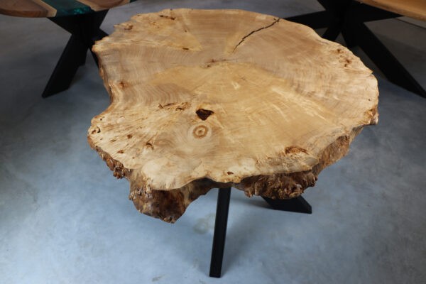 Tisch aus Baumscheibe Epoxy Pappel in 120cm