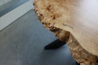 Tisch aus Baumscheibe Epoxy Pappel in 120cm