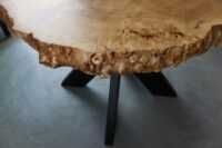 Tisch aus Baumscheibe Epoxy Pappel in 120cm