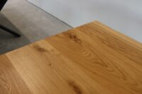 Tisch aus Eiche mit Baumkante und Epoxy in 180x90cm