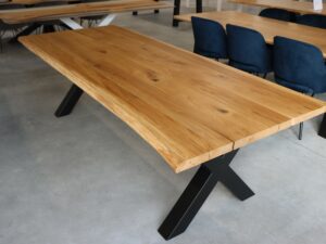 Tisch mit Baumkante und Epoxidharz in 260x100cm