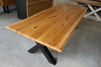 Tisch mit Baumkante und Epoxidharz in 260x100cm