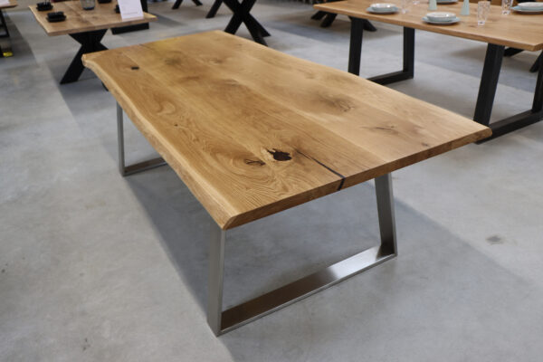 Tisch aus Eiche mit Baumkante und Epoxidharz in 240x100cm