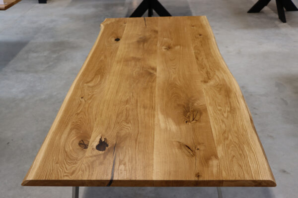 Tisch aus Eiche mit Baumkante und Epoxidharz in 240x100cm