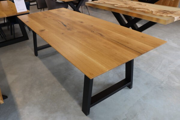Tisch aus Eiche mit Swiss Edge in 240x100cm