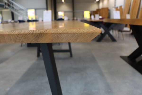 Tisch aus Eiche mit Swiss Edge in 240x100cm