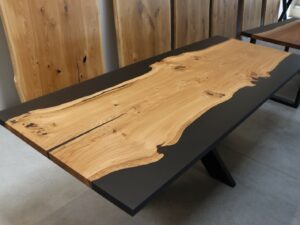 Tisch mit Epoxidharz in 250x100cm