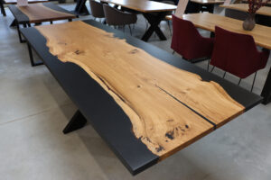 Tisch mit Epoxidharz in 250x100cm