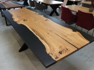 Tisch mit Epoxidharz in 250x100cm