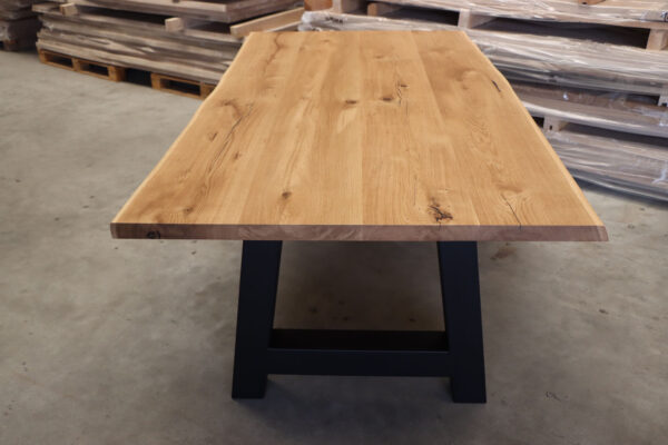 Tisch mit Baumkante aus Wildeiche 200x100cm