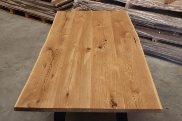 Tisch mit Baumkante aus Wildeiche 200x100cm