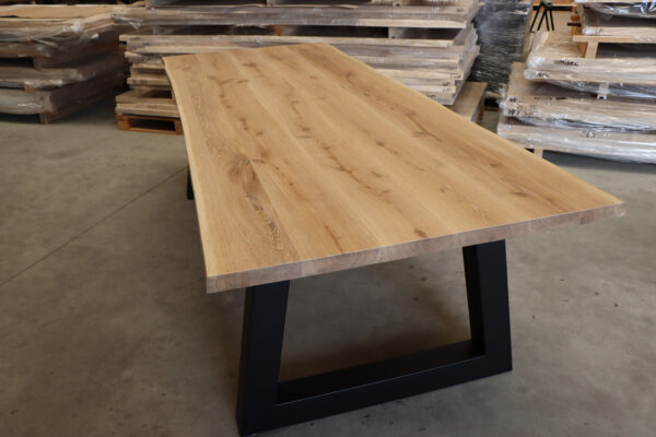 Tisch mit Baumkante aus Eiche in 260x100cm