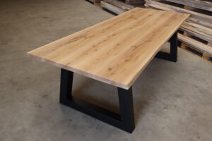 Tisch mit Baumkante aus Eiche in 260x100cm