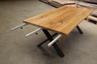 Tisch aus Eiche mit Baumkante und Ansteckplatten