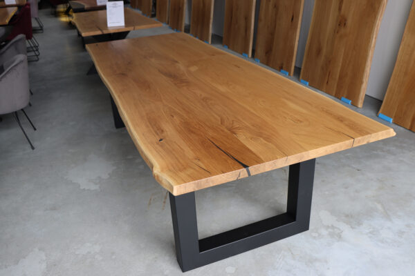 Tisch aus Eiche mit Baumkante in 280x100cm