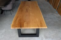 Tisch aus Eiche mit Baumkante in 280x100cm