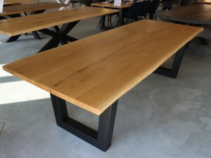Tisch mit Baumkante aus Eiche in 280x100cm