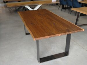 Tisch aus Nussbaum mit Baumkante in 200x100cm