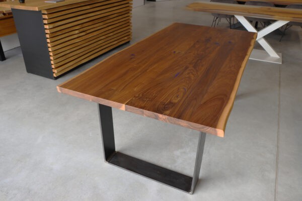 Tisch aus Nussbaum mit Baumkante in 200x100cm