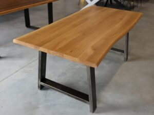 Tisch mit Baumkante aus Eiche in 180x90cm
