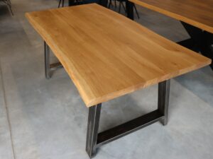 Tisch mit Baumkante aus Eiche in 180x90cm